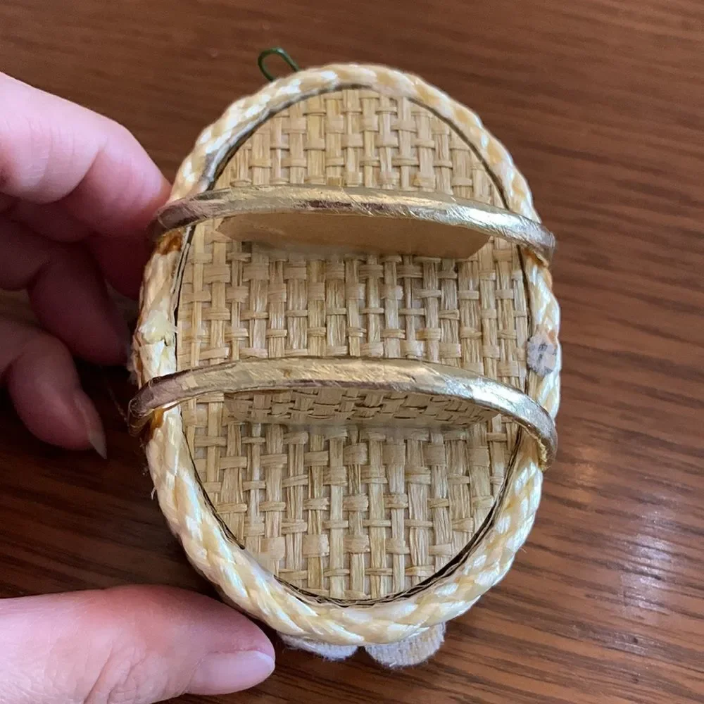 Vtg‎ white animal sleeping in straw rocking basket ornament